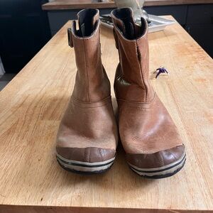 Sorel leather boots! Well worn, but still have tons of life! Some minor flaws.